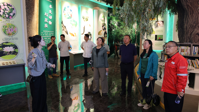 世界自然保护联盟（IUCN）中国代表处在长庆油田宁夏石油展览馆听取燕鸽湖的生物多样性保护举措（胡小强 摄）.jpg