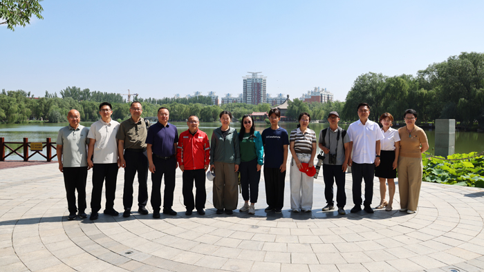 201784510765113708.jpg 世界自然保护联盟(IUCN)中国代表处在燕鸽湖开展实地调研并合影(胡小强 摄).jpg