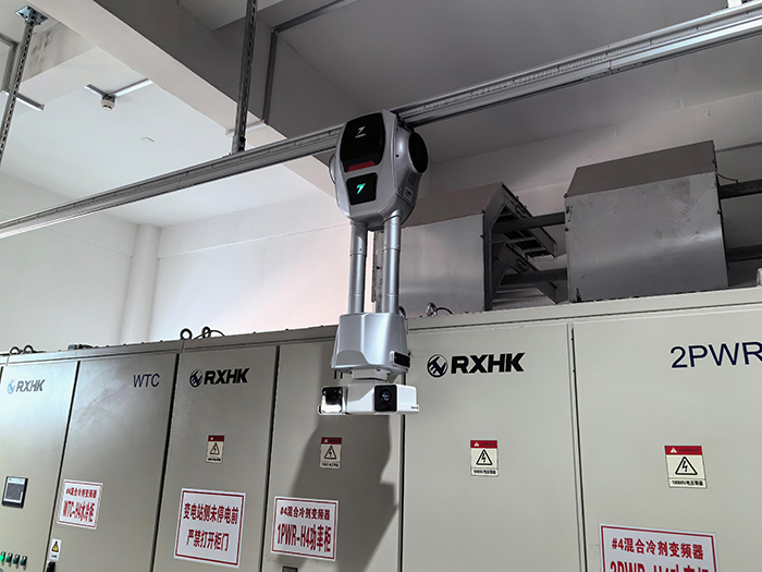 261009在变电所挂轨机器人沿预设轨道对室内设备开展自主巡检（杨文涛 摄）.jpg